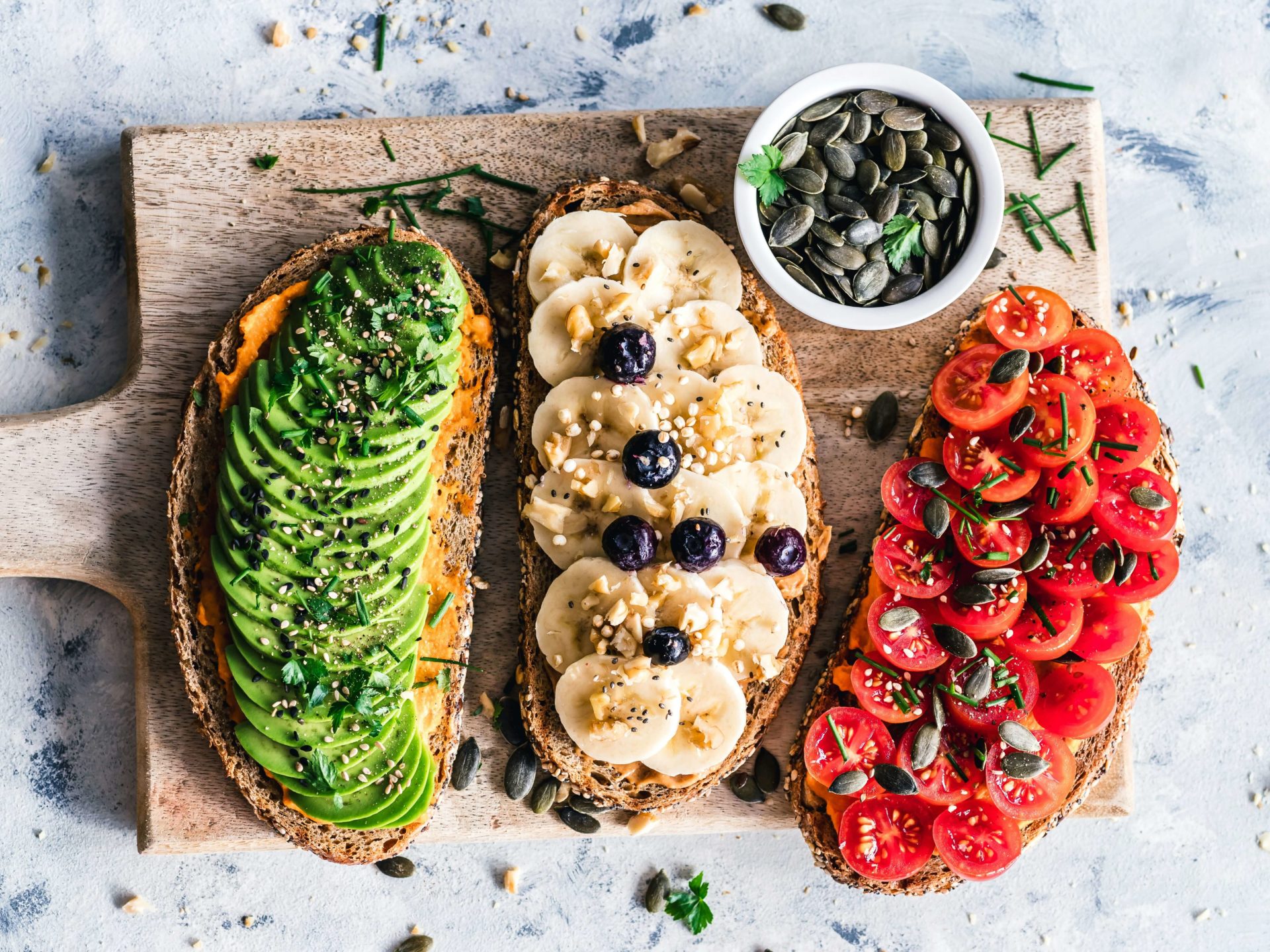 på bordet avokadobrød, bananbrød, tomatbrød