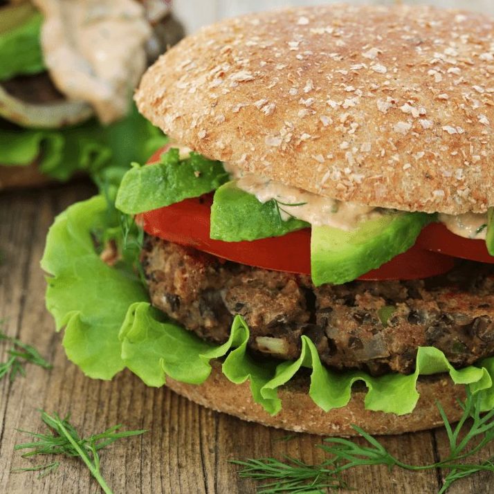  Sort bønneburger med hjemmelaget burgerdressing