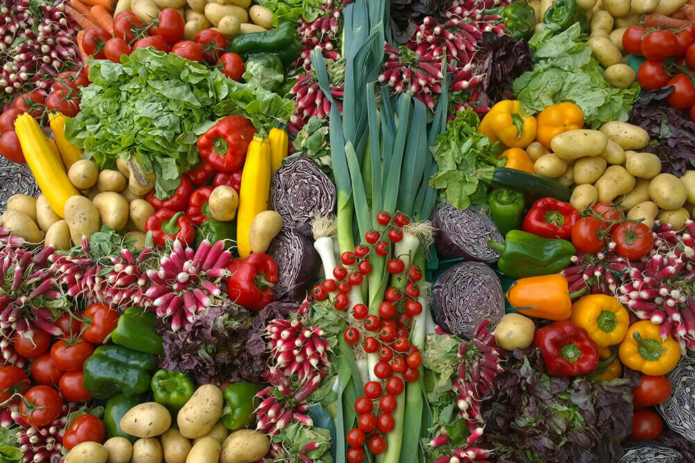 mange ulike grønnsaker og frukter