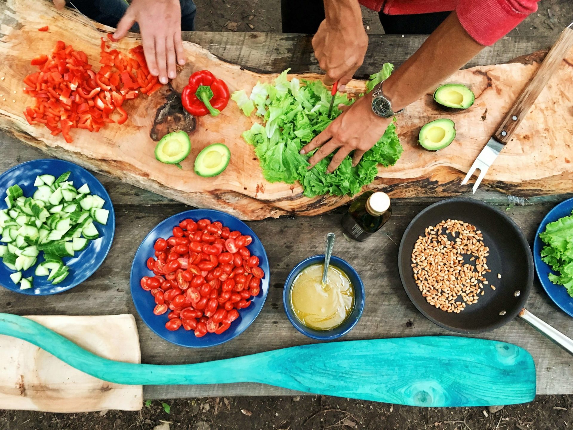 Boller og fjøler med ulike vegetarisk mat.