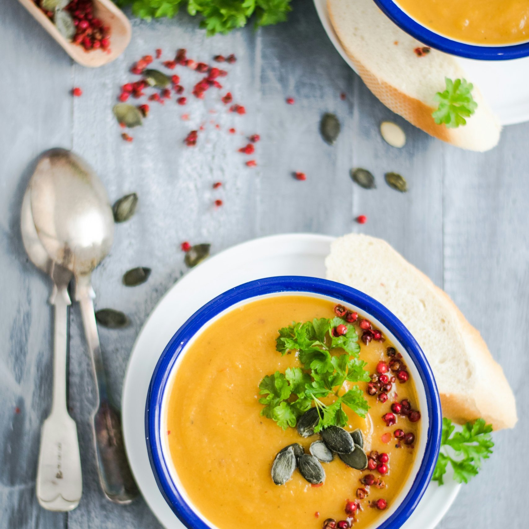  Tropisk suppe med mango, søtpotet og kokos