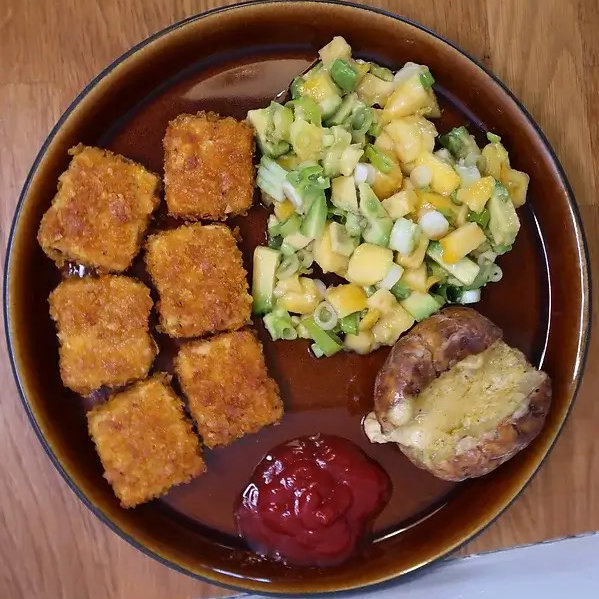  Veganske nuggets med mango- og avokadosalat