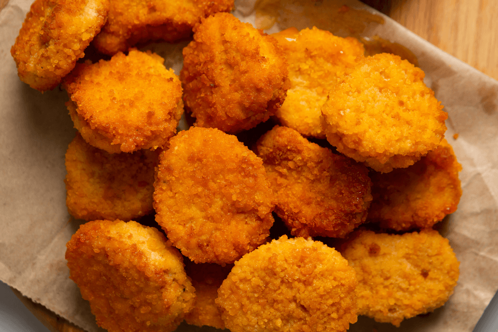 Bakebrett med veganske nuggets.