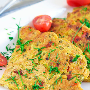  Kikertomelett med paprika og grønne erter