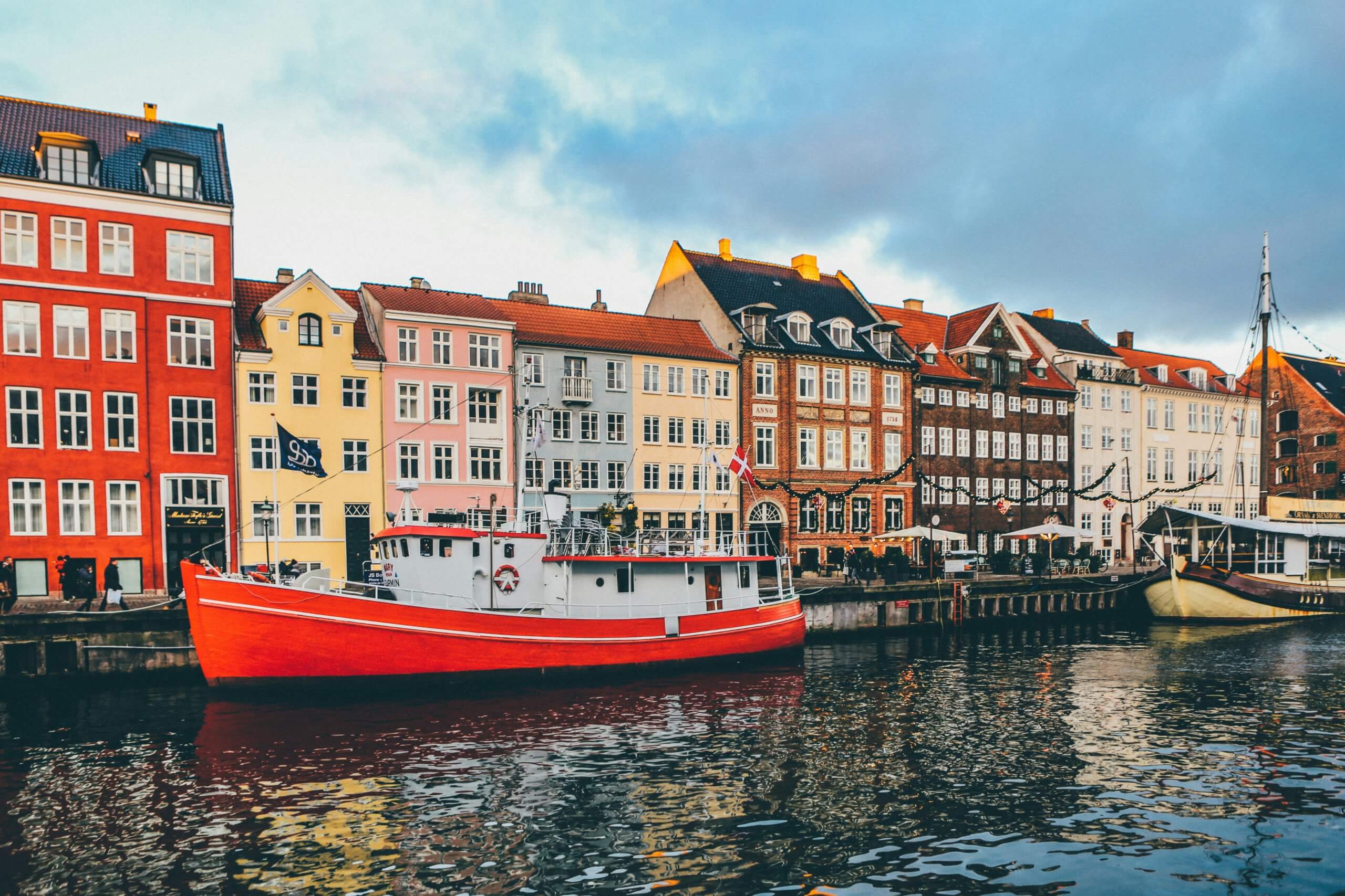 Fargerike hus i langs kanalen i Københavns Nyhavn.