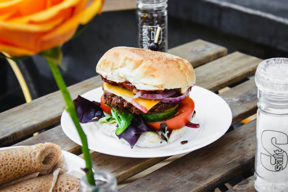 Vegetarburger på tallerken