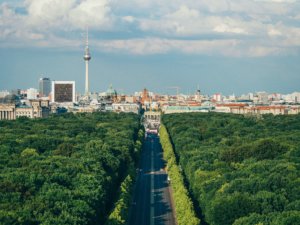 En park i Berlin med byens skylinje i bakgrunnen