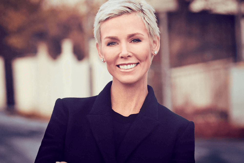 Gunhild Stordalen står og smiler