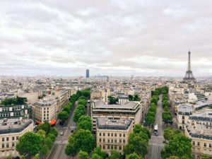 Paris og Eiffeltårnet sett ovenfra