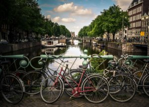 mange sykkeler langs kanalen i Amsterdam