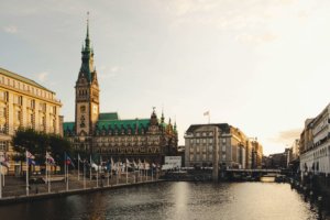 Rådhuset i Hamburg ved elva