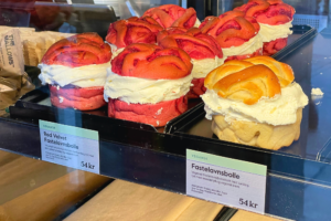 Veganske fastelavnboller i disken på Espresso House.