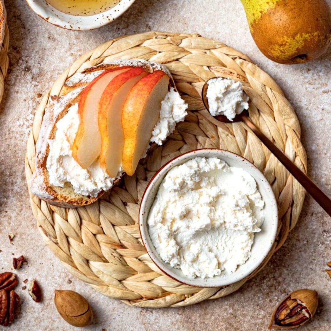 oversiktsbilde av frokostbord med brød, ricotta, frukt