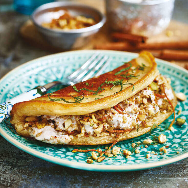 Atayef - en fyldig dessertpannekake med ricottakrem.