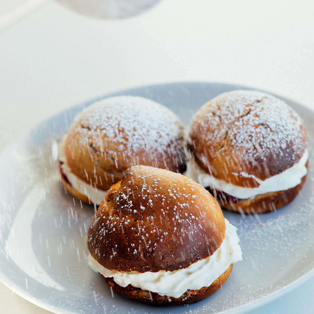 Fastelavnsboller med krem og melisdryss på toppen.