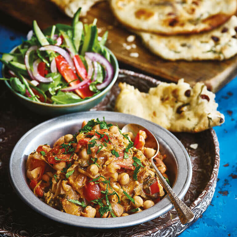 Fargerik ful medames - en bønnestuing fra midtøsten, sammen med ruccolasalt og flatbrød.