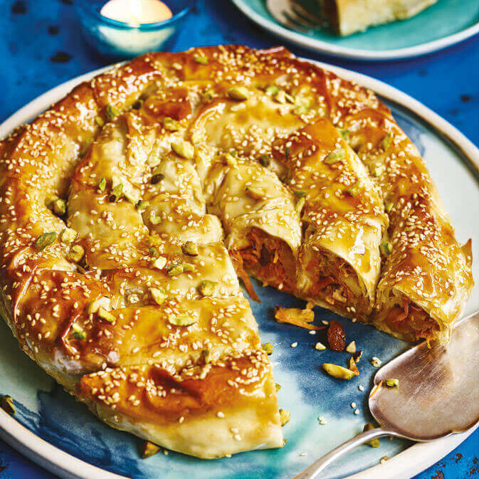 Spiralformet kake med sprø skorpe av filodeig og myk fruktnøtt-fylling.