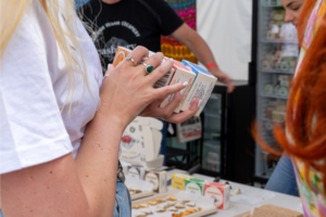 Person holder vegansk ost fra Casheury.