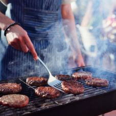Mann som griller vegetarburgere