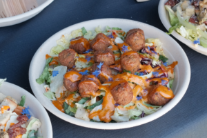 Vegansk ceasarsalat med falafel.
