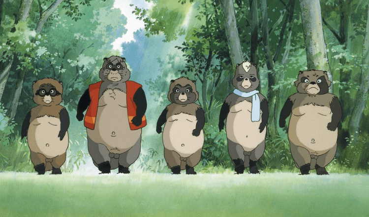 Skjermbilde fra animasjonsfilmen Pom Poko, fem magiske tanukier går bestemt fremover i skogen.
