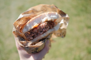 Vegansk burger med et tygg tatt ut av. 