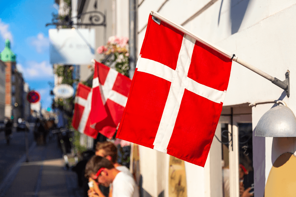 Danske flagg henger i gatene.
