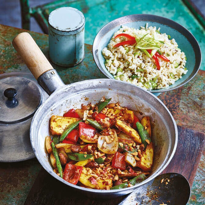 Nystekt kung pao jackfruit i en liten wokpanne med trehåndtak.