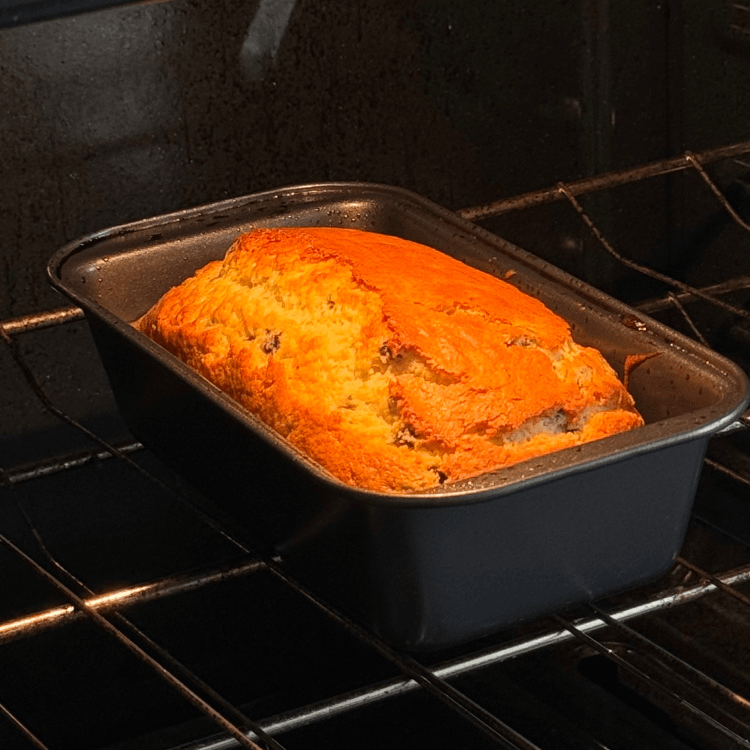 Bananbrød som stekes i ovnen.