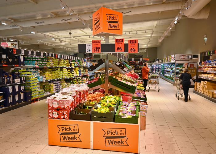 Bildet viser frukt- og grønnsaksdisken ved en Lidl butikk i Storbritannia