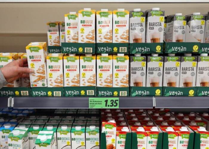 Bildet viser en hylle med plantebasert melk hos en Lidl-butikk i Storbritannia