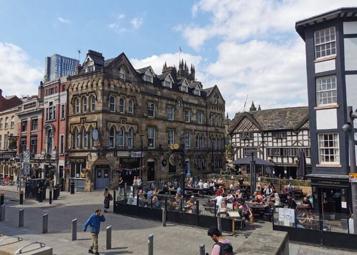 Bilde av vakre, gamle bygninger i sentrum av Manchester, England.