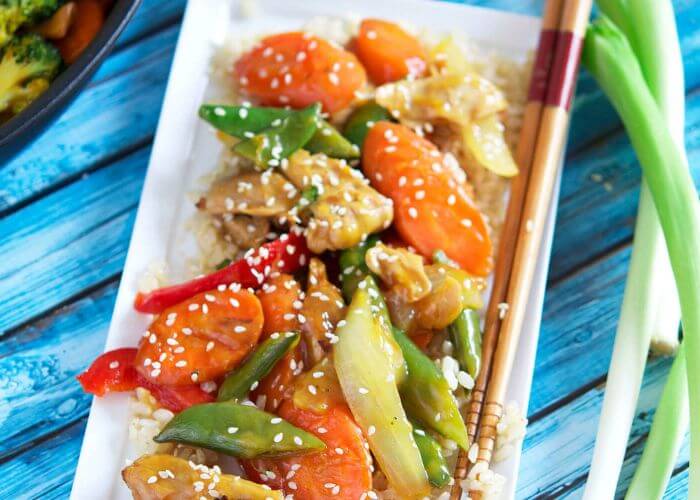 Vegansk chop suey i enkel hjemmelaget saus