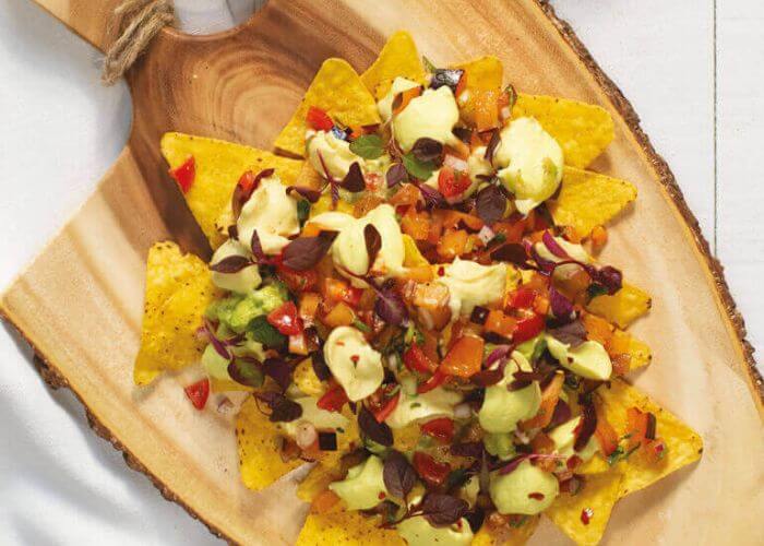 Fylte nachos med grønnsaker og vegansk ost.
