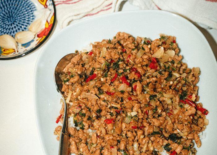 Vegansk pad kra pao med tørket soyaprotein-farse.