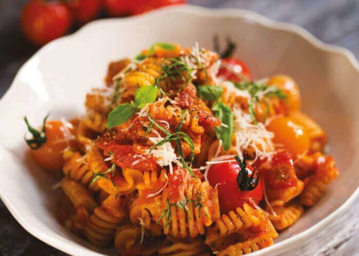 Radiatoripasta med cherrytomater, hvitløk og basilikum