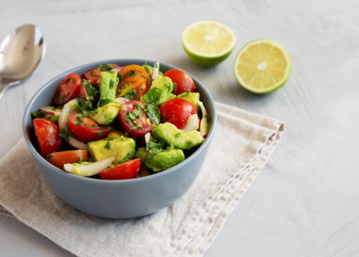 Salat med avokado, tomat og rødløk.