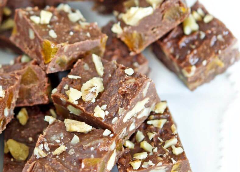 Sjokoladefudge med frukt og nøtter.