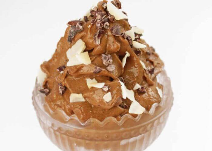 Sjokolade nicecream laget av frosne bananer.