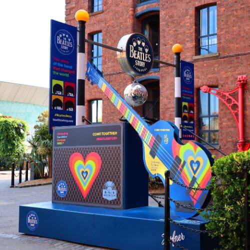 Skulptur av en fargerik gitar uten museet The Beatles Story i Liverpool.
