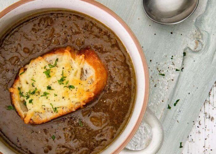 Fransk løksuppe med plantebaserte ostekrutonger