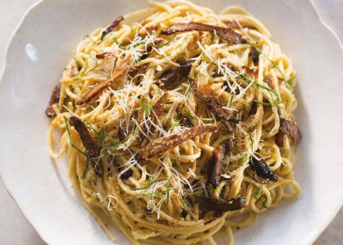 Fat med vegansk pasta carbonara, servert med "bacon" laget av sopp. 