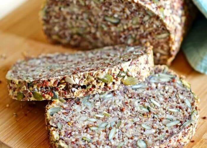 Oppskårede skiver av glutenfritt brød laget av frø.