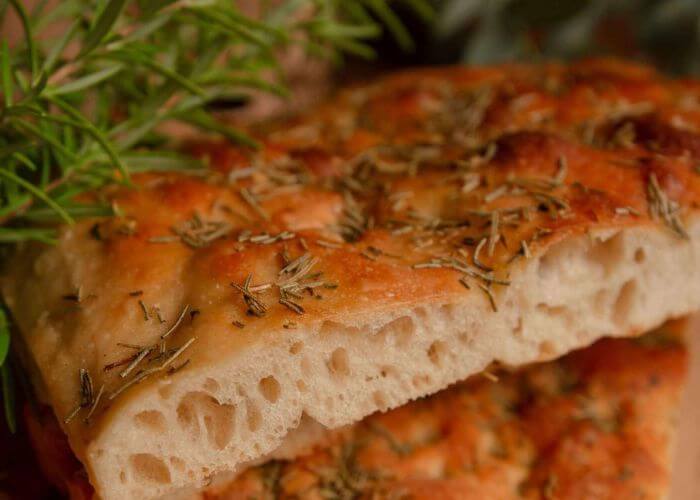 Oppskåret foccacia med rosmarin og salt