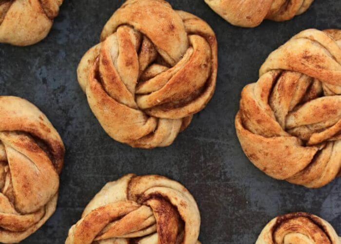Brett med nystekte kanelknuter.