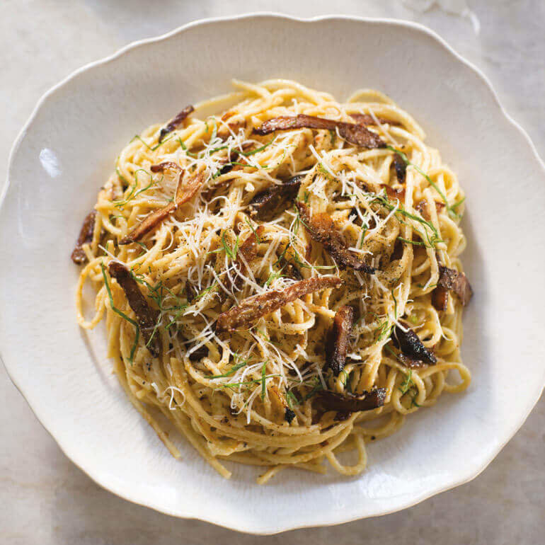 kremet, vegansk pasta carbonara med sprø biter av sopp-