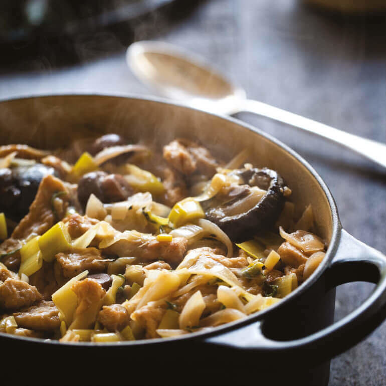 Rykende varm, vegetarisk vintergryte i en jernkasserolle.