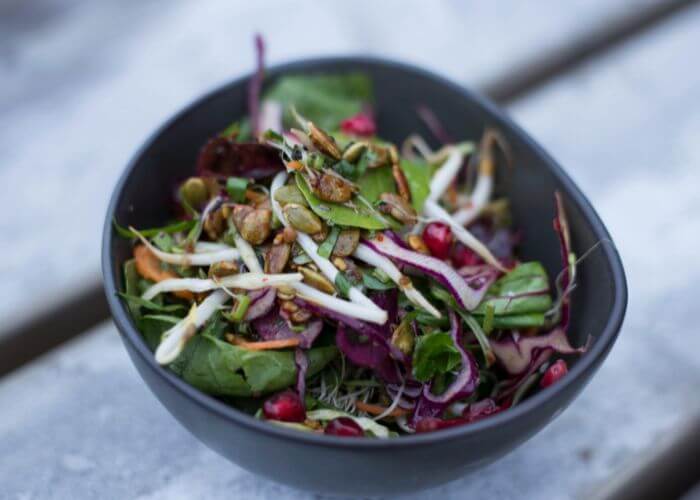Skål med salat og spirer.