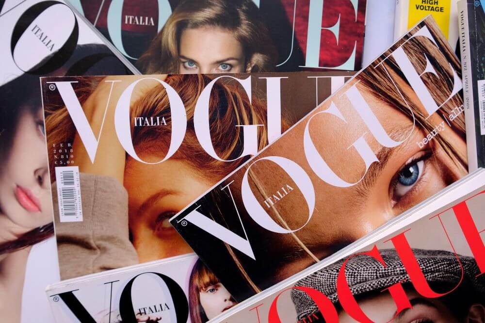 Stabel av flere utgaver av motemagasinet Vogue.
