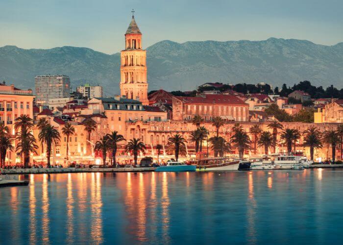Strandpromenaden i Split, Kroatia, på kveldstid.